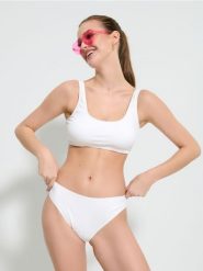 Dół od bikini - kremowy. Białe bikini damskie Sinsay, bez wzorów. W wyprzedaży za 11.99 zł.