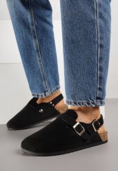 Czarne Sandały w Stylu Chodaków Ozdobione Klamrami Qyrraya. Czarne sandały damskie Born2be, bez wzorów, z jeansu, bez obcasa, na płaskiej podeszwie. Za 69.99 zł.