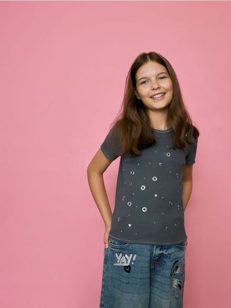 Bawełniany t-shirt z aplikacją - ciemnoszary. Szare koszulki dziewczęce Reserved, z aplikacjami, z bawełny, bez ramiączek. W wyprzedaży za 25.99 zł.