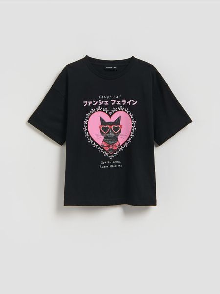 Luźny t-shirt z nadrukiem - czarny. Czarne koszulki dziewczęce Reserved, bez wzorów, z bawełny, bez ramiączek. Za 39.99 zł.