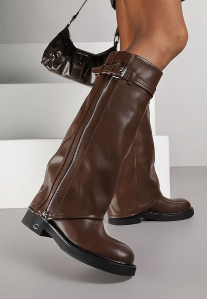 Brązowe Kozaki Typu Bikery Ozdobione Suwakiem Klamrą i Wywiniętą Cholewką Sovera. Brązowe kozaki damskie Renee, z jeansu, bez obcasa, na płaskiej podeszwie. Za 159.99 zł.