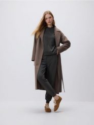 Dzianinowe spodnie jogger - ciemnoszary. Szare spodnie materiałowe damskie Reserved, bez wzorów, z dzianiny. Za 89.99 zł.