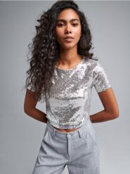 Crop top z cekinami - wielobarwny. Topy damskie Sinsay, l, bez wzorów, bez kołnierzyka. W wyprzedaży za 25.99 zł.
