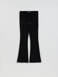 Spodnie flare z wiskozą - czarny. Czarne spodnie materiałowe damskie Reserved, bez wzorów, z dzianiny. Za 119.99 zł.