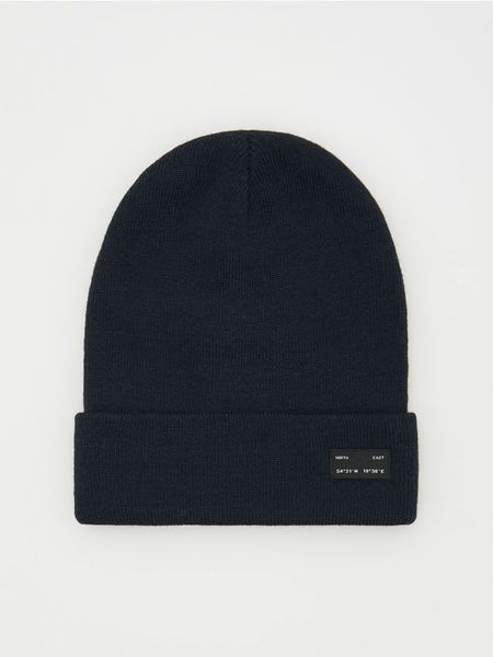 Czapka beanie z naszywką - granatowy. Niebieskie czapki męskie Reserved, z aplikacjami. Za 59.99 zł.