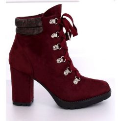 Czerwone Timberki na obcasie bordowe 8992 Wine Red. Czerwone botki damskie ButyModne, z materiału, klasyczne, bez obcasa, na obcasie, bez zapięcia. W wyprzedaży za 126.68 zł.