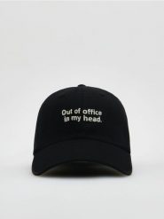 Czapka baseball z haftem - czarny. Czarne czapki męskie Reserved, bez wzorów. Za 65.99 zł.