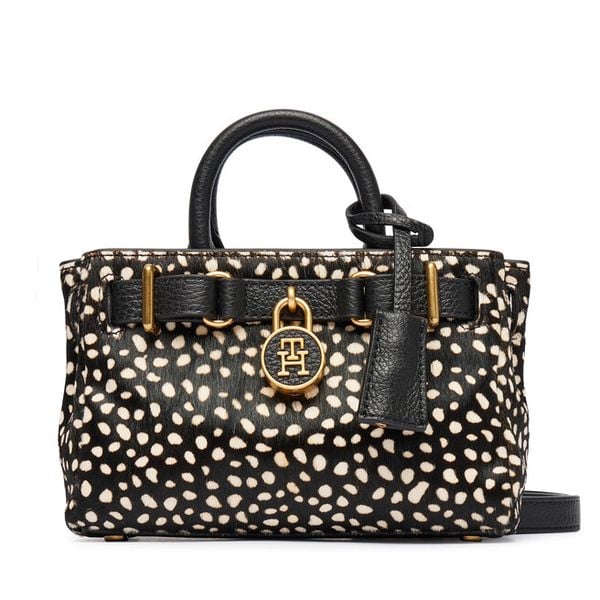 Torebka Tommy Hilfiger. Czarne torebki klasyczne damskie Tommy Hilfiger, bez wzorów, bez dodatków. Za 949.99 zł.