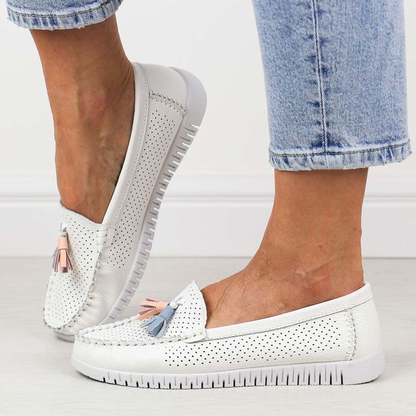 Białe skórzane mokasyny damskie Jezzi 5372. Białe mokasyny damskie Jezzi, ze skóry. Za 199.00 zł.