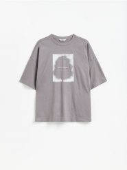 T-shirt oversize z nadrukiem - jasnoszary. Szare t-shirty męskie Reserved, l, bez wzorów, z bawełny, bez kołnierzyka. Za 79.99 zł.