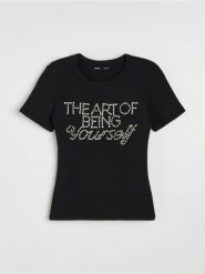 Bawełniana koszulka z perełkowym napisem - czarny. Czarne t-shirty damskie Sinsay, l, bez wzorów, z bawełny, bez kołnierzyka. Za 25.99 zł.