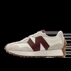 Buty do chodzenia damskie New Balance 327. Brązowe buty sportowe na co dzień damskie New Balance, bez wzorów, z gumy, do biegania. Za 469.00 zł.