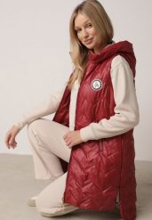 Czerwona Przejściowa Kamizelka Pikowana o Długim Kroju z Kapturem i Naszywką Harmaste. Czerwone kamizelki damskie Born2be, l, z jeansu, długie. Za 149.99 zł.