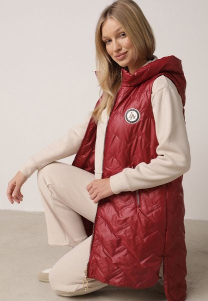 Czerwona Przejściowa Kamizelka Pikowana o Długim Kroju z Kapturem i Naszywką Harmaste. Czerwone kamizelki damskie Born2be, l, z jeansu, długie. Za 139.99 zł.