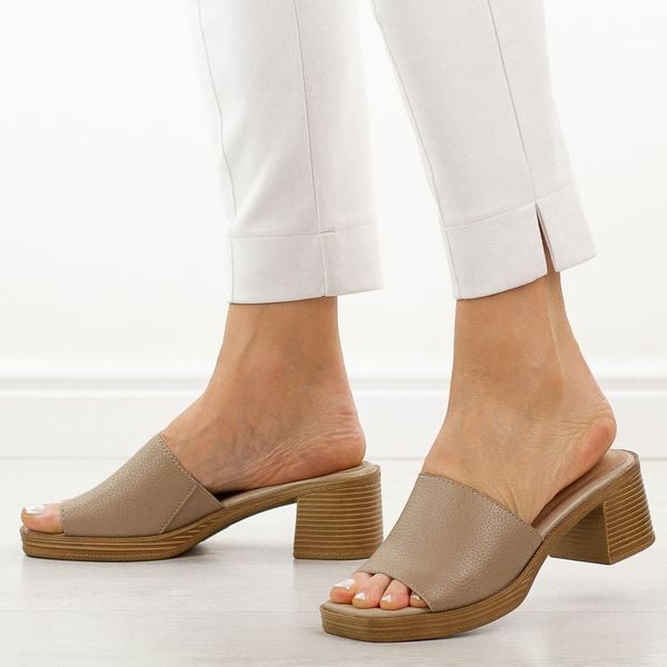 Beżowe skórzane klapki damskie na obcasie M.Daszyński 2598-4. Brązowe klapki damskie M.Daszyński, bez wzorów, z materiału, bez obcasa, na obcasie. Za 179.00 zł.