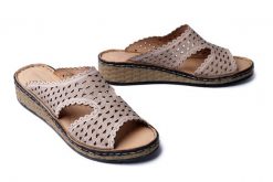 COMFORTABEL 700514-08 beige, klapki damskie. Brązowe klapki damskie Comfortabel, w ażurowe wzory, ze skóry, bez obcasa, na koturnie. Za 211.92 zł.