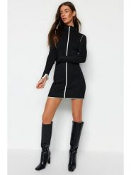 Trendyol Sukienka w kolorze czarnym rozmiar: M. Czarne sukienki damskie Trendyol, m, bez wzorów, bez kołnierzyka, bez ramiączek, maxi. Za 100.04 zł.