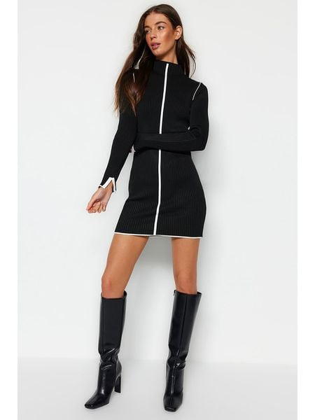 Trendyol Sukienka w kolorze czarnym rozmiar: M. Czarne sukienki damskie Trendyol, m, bez wzorów, bez kołnierzyka, bez ramiączek, maxi. Za 78.28 zł.