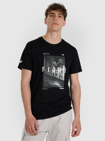 4F T-shirt regular z nadrukiem męski - czarny M. Czarne t-shirty męskie 4f, m, bez wzorów, z bawełny, bez kołnierzyka. Za 69.99 zł.