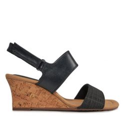 Sandały Clarks. Czarne sandały damskie Clarks, bez wzorów, bez obcasa, na koturnie. Za 349.99 zł.