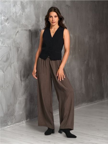 Spodnie - zielony. Zielone spodnie materiałowe damskie Sinsay, bez wzorów, casualowe, z podwyższonym stanem. Za 49.99 zł.