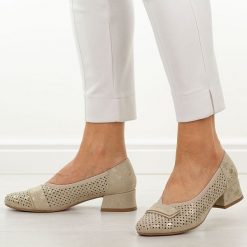 Złote ażurowe czółenka damskie na obcasie M.Daszyński Sa279-5. Żółte czółenka damskie M.Daszyński, z aplikacjami, ze skóry, z okrągłym noskiem, bez obcasa, na obcasie. W wyprzedaży za 179.10 zł.