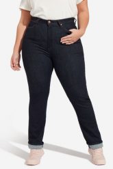 SPODNIE DAMSKIE WRANGLER STRAIGHT PLUS RINSEWASH W24TWX023 112127973. Czarne spodnie materiałowe damskie Wrangler, bez wzorów, z jeansu, plus size. Za 199.99 zł.