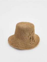 Pleciony kapelusz bucket - złamana biel. Kapelusze damskie Reserved, bez wzorów. Za 99.99 zł.