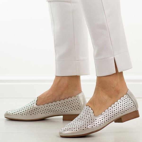 Srebrne skórzane półbuty damskie M.Daszyński Ol50-2. Szare półbuty damskie M.Daszyński, w ażurowe wzory, ze skóry, casualowe, z okrągłym noskiem, bez obcasa, na płaskiej podeszwie. Za 219.00 zł.