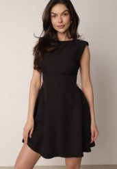 Czarna Elegancka Sukienka Bez Rękawów Zdobiona Przypinkami w Talii Rhaegina. Czarne sukienki damskie Born2be, na co dzień, m, z aplikacjami, eleganckie, bez kołnierzyka, bez ramiączek, mini, proste. Za 169.99 zł.