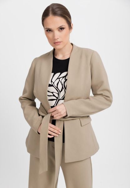 Beżowy żakiet JB-MIRELLA. Brązowe marynarki i żakiety damskie Volcano, uniwersalny, bez wzorów, z dzianiny, klasyczne. Za 249.99 zł.