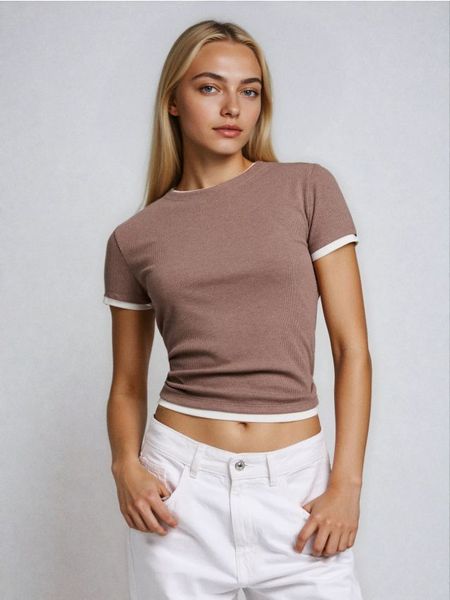 Prążkowana koszulka basic z kontrastową lamówką i domieszką wiskozy - brązowy. Brązowe t-shirty damskie Sinsay, l, bez wzorów, prążkowane, bez kołnierzyka. Za 19.99 zł.