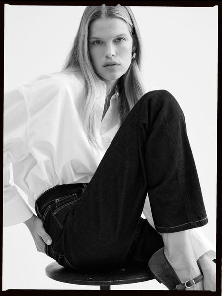 Koszula oversize z bawełny - złamana biel. Koszule damskie Reserved, l, bez wzorów, z bawełny, bez kołnierzyka, bez ramiączek. W wyprzedaży za 59.99 zł.