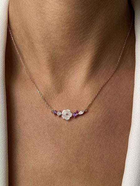 Les Petites Précieuses Pozłacany naszyjnik z elementem ozdobnym - dł. 40 cm rozmiar: onesize. Białe naszyjniki damskie Les Petites Précieuses, pozłacane. Za 130.99 zł.