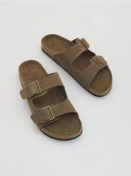 Zamszowe klapki z klamrami - brązowy. Brązowe klapki i japonki męskie Reserved, z zamszu. Za 149.99 zł.