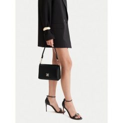 Torebka Nine West. Czarne torebki klasyczne damskie Nine West, bez wzorów, bez dodatków. Za 229.99 zł.
