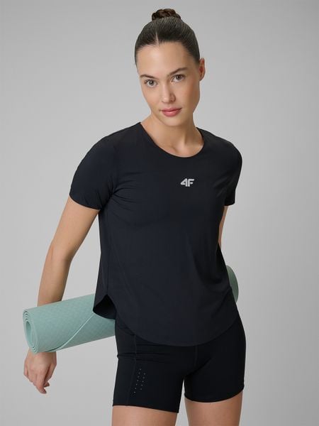 4F Koszulka treningowa regular szybkoschnąca damska - czarna M. Czarne bluzki sportowe damskie 4f, m, ze skóry, bez kołnierzyka, bez ramiączek. Za 129.99 zł.