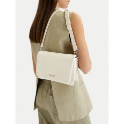 Torebka Lasocki. Białe listonoszki damskie Lasocki, bez wzorów, bez dodatków. Za 159.99 zł.