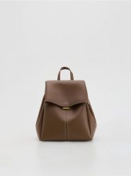 Plecak z imitacji skóry - beżowy. Brązowe plecaki damskie Reserved, bez wzorów, ze skóry, klasyczne. Za 139.99 zł.