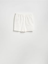 Lniane szorty jogger - biały. Białe szorty męskie Reserved, z bawełny, bez kołnierzyka. Za 129.99 zł.