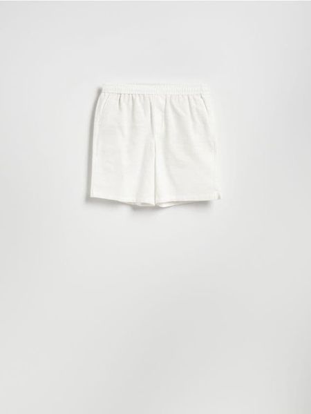 Lniane szorty jogger - biały. Białe szorty męskie Reserved, bez wzorów, z bawełny. Za 129.99 zł.