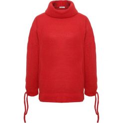 Sweter w kolorze czerwonym. Czerwone golfy damskie SU, bez wzorów, bez ramiączek. W wyprzedaży za 97.95 zł.