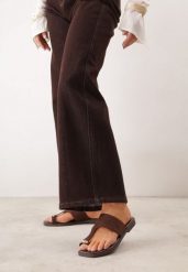 Brązowe Klapki VICES z Paskiem na Duży Palec i Ozdobą z Metalicznym Akcentem Creppela. Brązowe klapki damskie Born2be, z aplikacjami, z jeansu, bez obcasa, na płaskiej podeszwie. Za 69.99 zł.