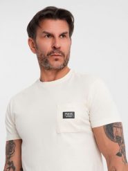 Męski casualowy t-shirt z naszywką na kieszeni – kremowy V8 OM-TSCT-0109 - XXL. Białe t-shirty męskie Ombre Clothing, l, z aplikacjami, z bawełny, bez kołnierzyka. Za 77.99 zł.