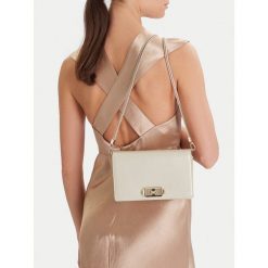 Torebka Nine West. Torebki klasyczne damskie Nine West, bez wzorów, wizytowe, bez kołnierzyka, bez ramiączek. Za 219.99 zł.