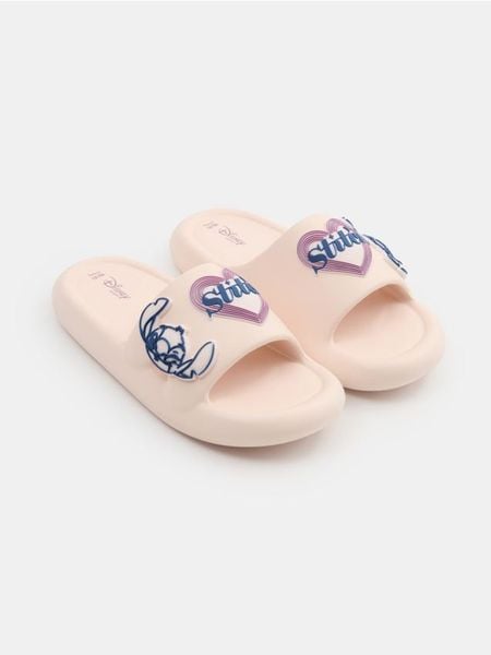 Klapki z aplikacjami 3D Stitch - beżowy. Brązowe klapki damskie Sinsay, z aplikacjami, bez obcasa. Za 29.99 zł.
