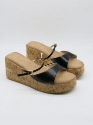 Bellucci Klapki w kolorze czarnym na koturnie rozmiar: 36. Czarne klapki damskie Bellucci, bez wzorów, bez obcasa, na koturnie. Za 100.99 zł.