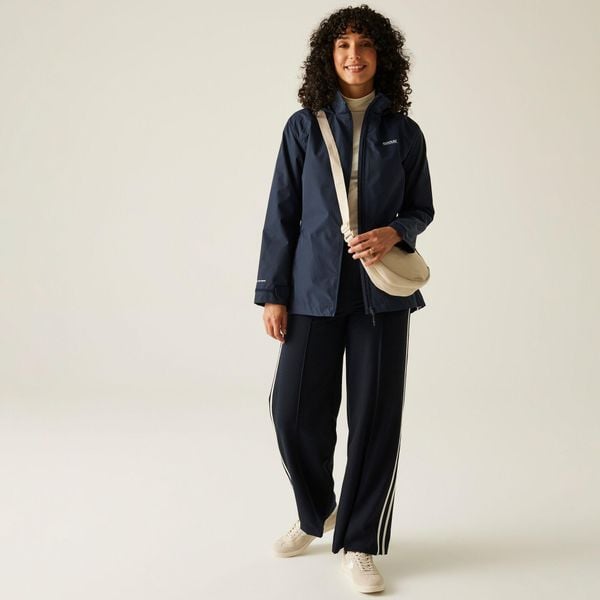 Kurtka turystyczna damska Daysha II wodoodporna. Niebieskie kurtki damskie Regatta, bez wzorów, bez kaptura. Za 249.99 zł.