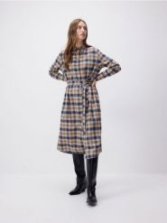 Koszulowa sukienka w kratę z wiązaniem - brązowy. Brązowe sukienki damskie Reserved, l, bez wzorów, z bawełny, bez kołnierzyka, bez ramiączek, koszulowe. W wyprzedaży za 159.99 zł.