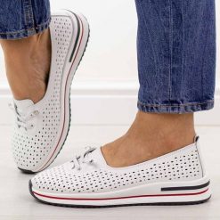Białe ażurowe skórzane półbuty damskie S.Barski 7044. Białe półbuty damskie S.BARSKI, w ażurowe wzory, z jeansu, klasyczne, bez obcasa, na płaskiej podeszwie. Za 249.00 zł.